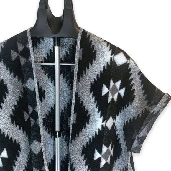American Eagle Women XS/S Southwestern Print Wool Blend Poncho Wrap Aztec Black - Picture 4 of 12